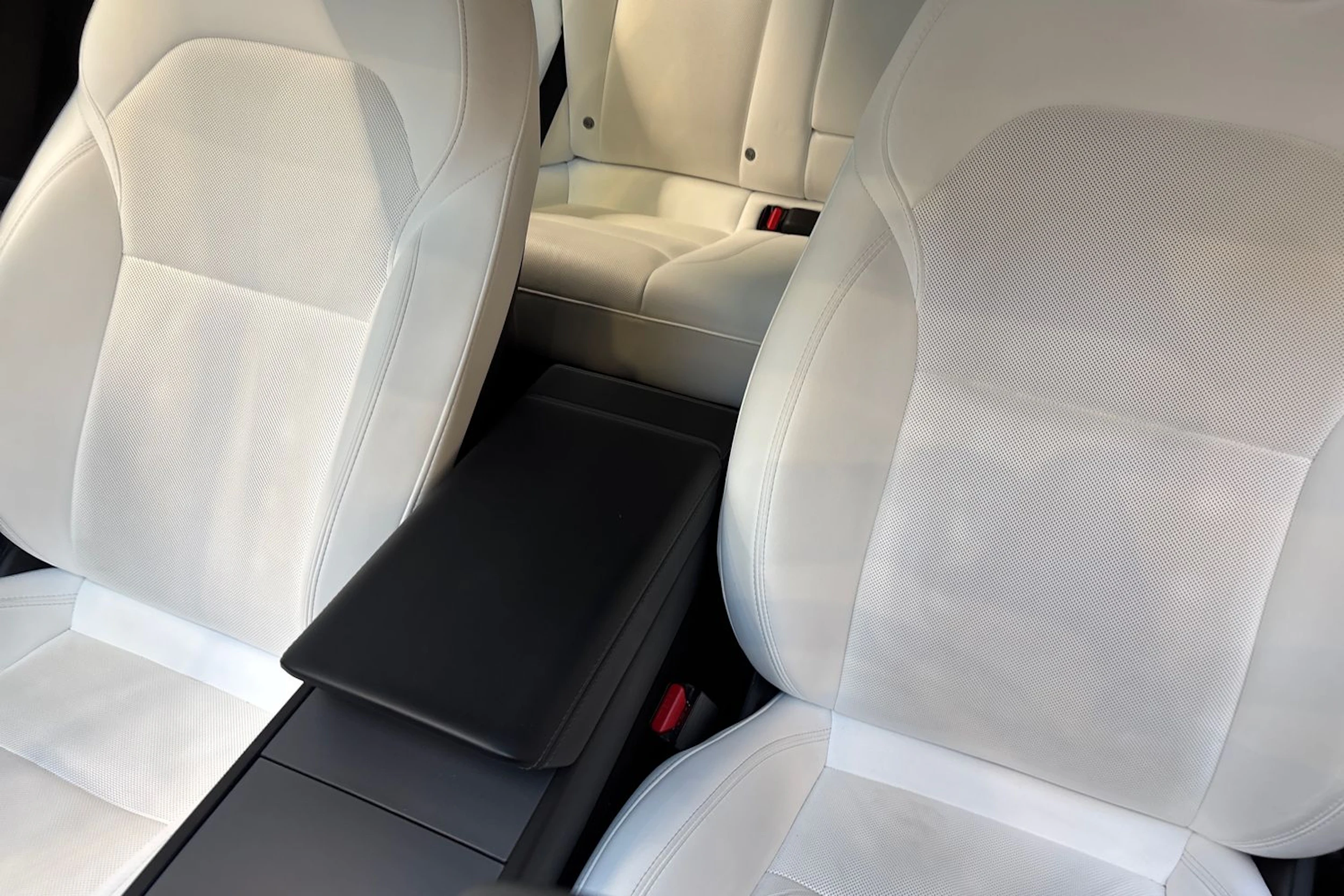 valkoinen Tesla Model 3 2024 kuva 23.