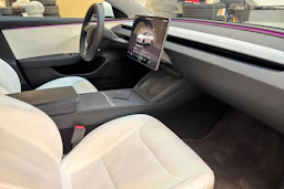 valkoinen Tesla Model 3 2024 kuva 24.