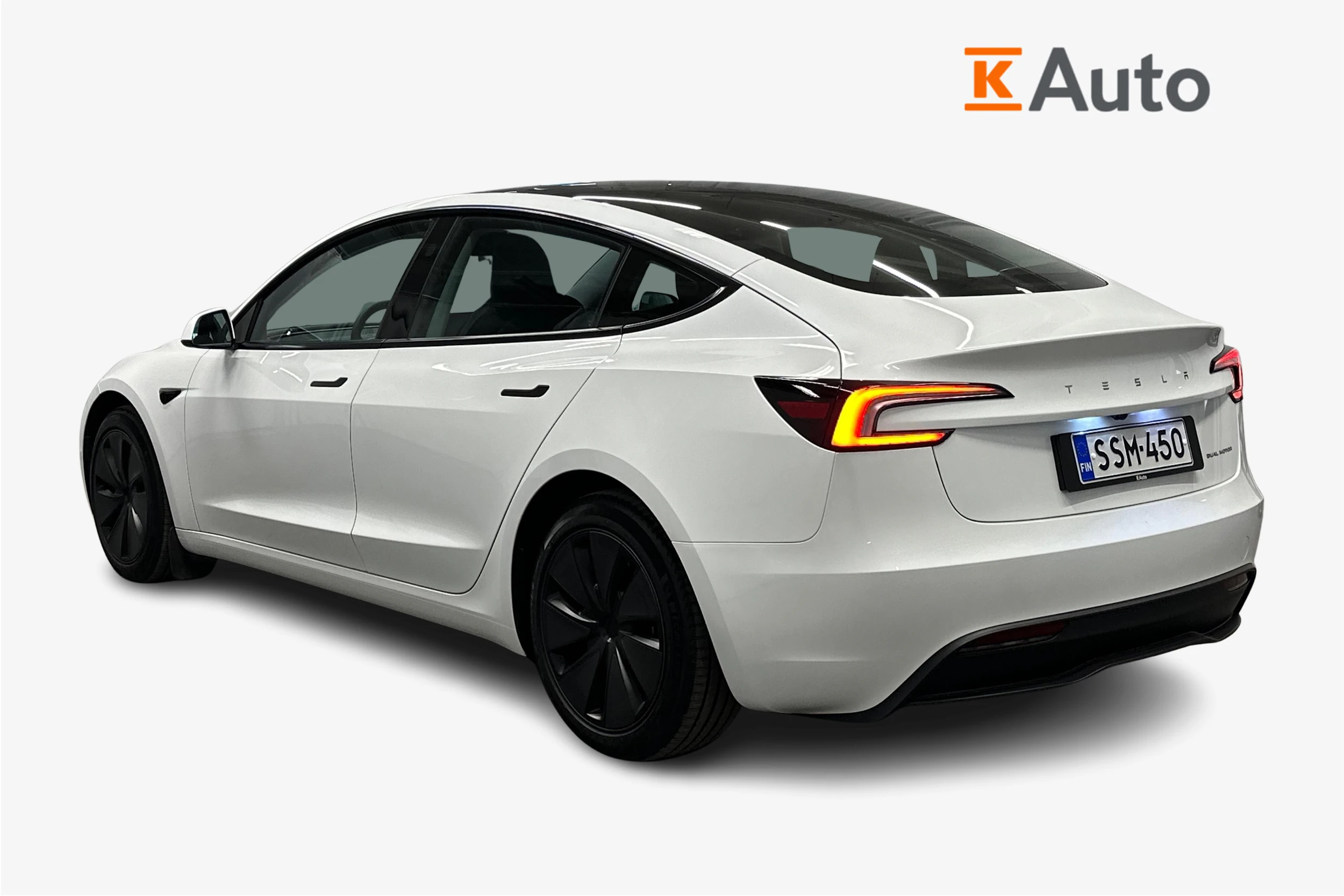 valkoinen Tesla Model 3 2024 kuva 3.