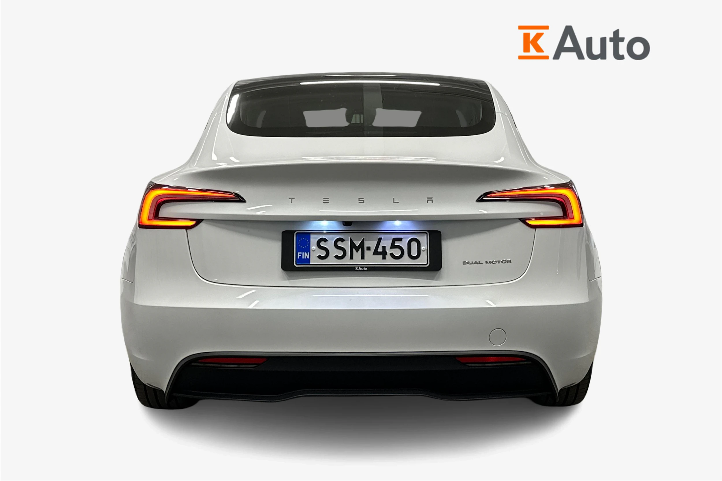 valkoinen Tesla Model 3 2024 kuva 4.
