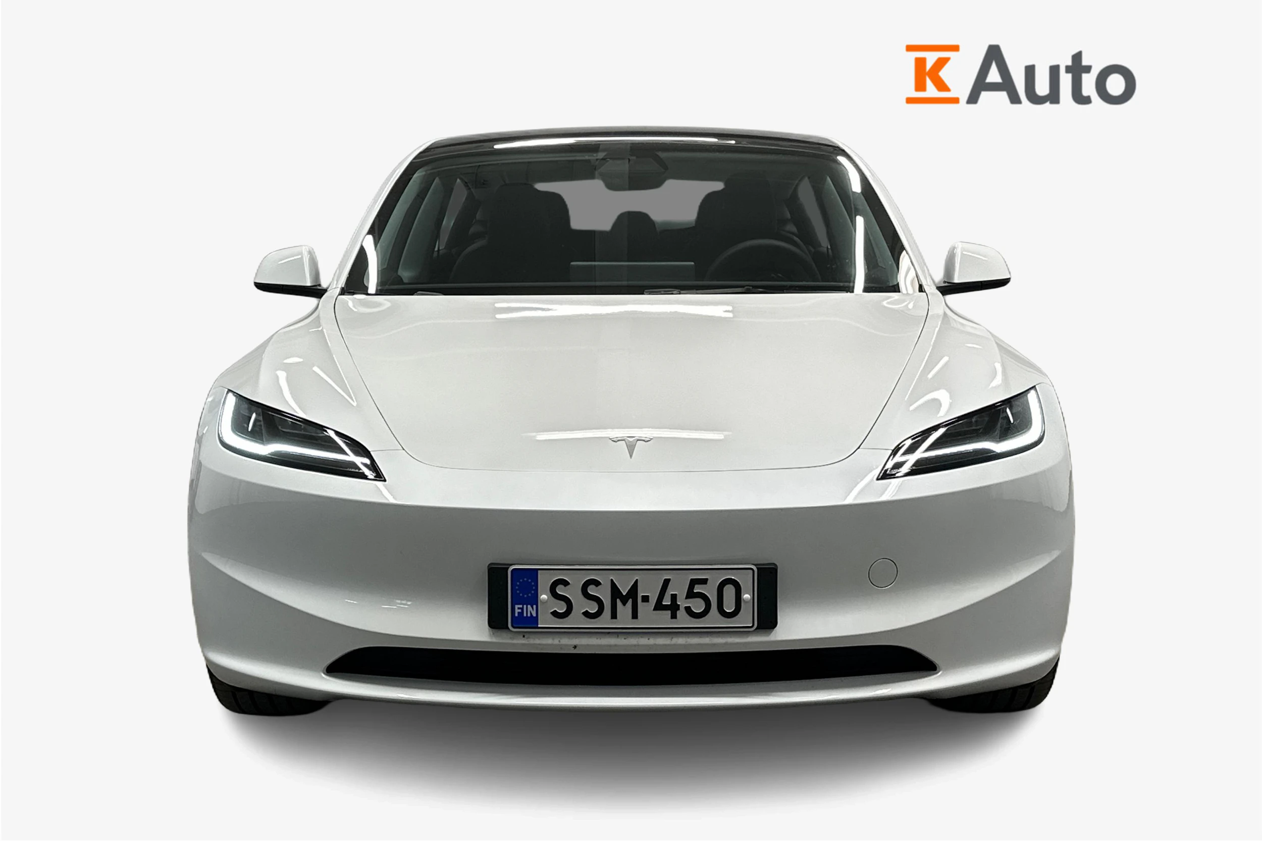 valkoinen Tesla Model 3 2024 kuva 5.
