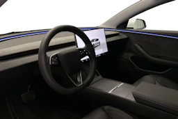 valkoinen Tesla Model 3 2024 kuva 8.