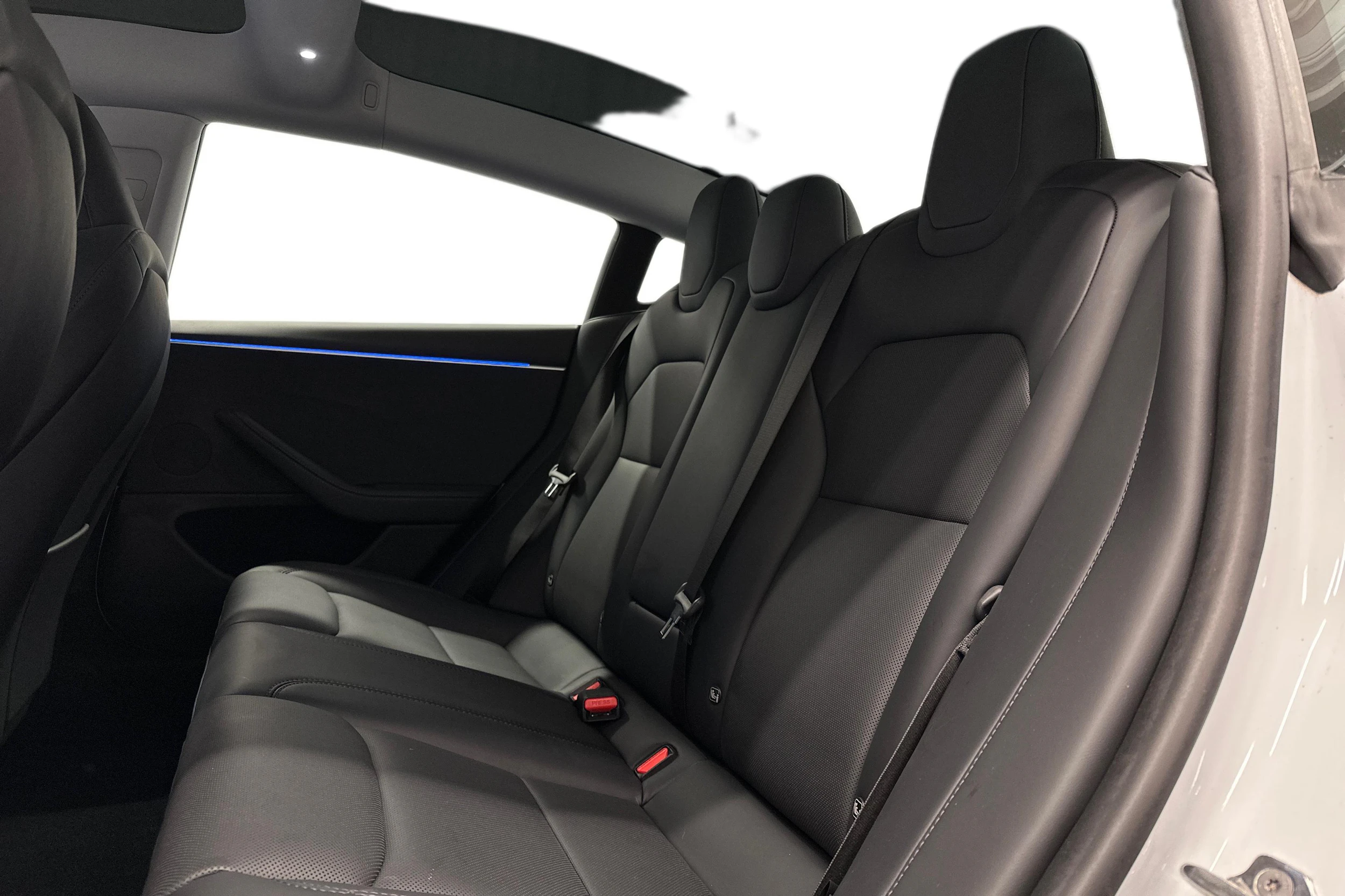 valkoinen Tesla Model 3 2024 kuva 11.