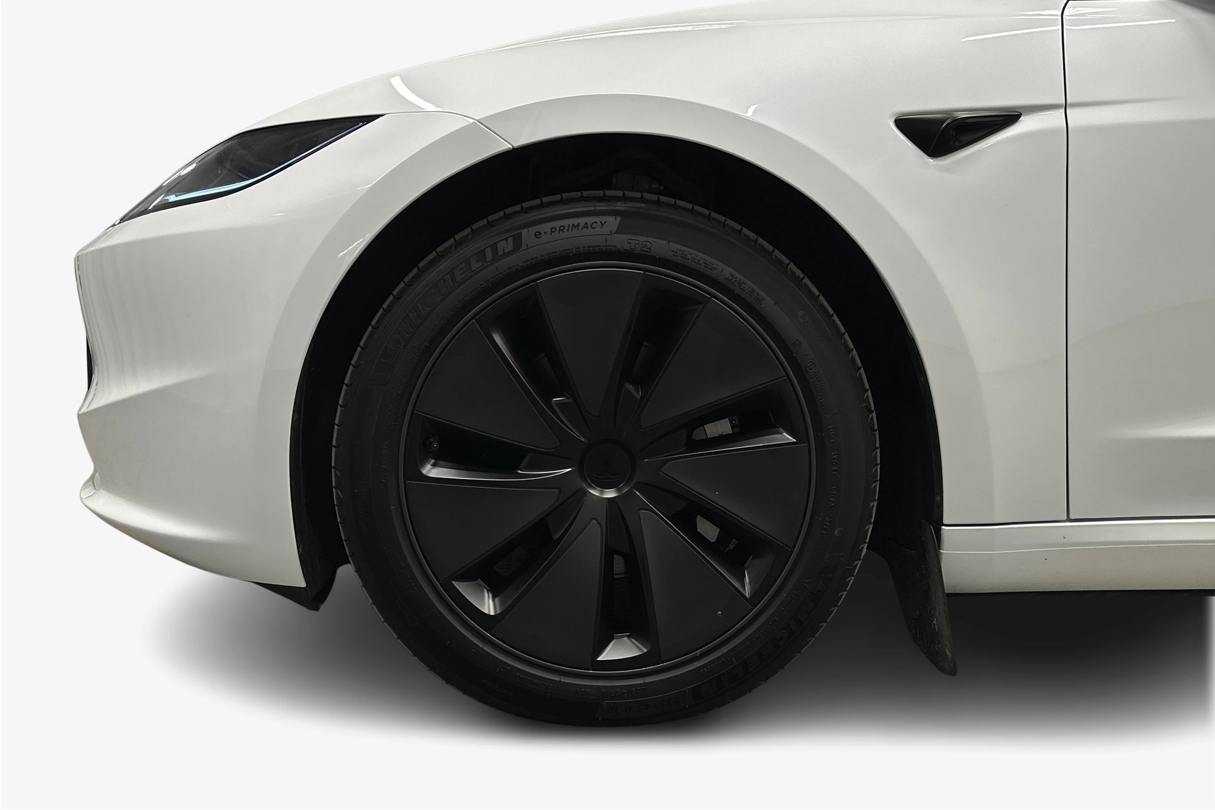 valkoinen Tesla Model 3 2024 kuva 12.