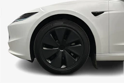 valkoinen Tesla Model 3 2024 kuva 12.