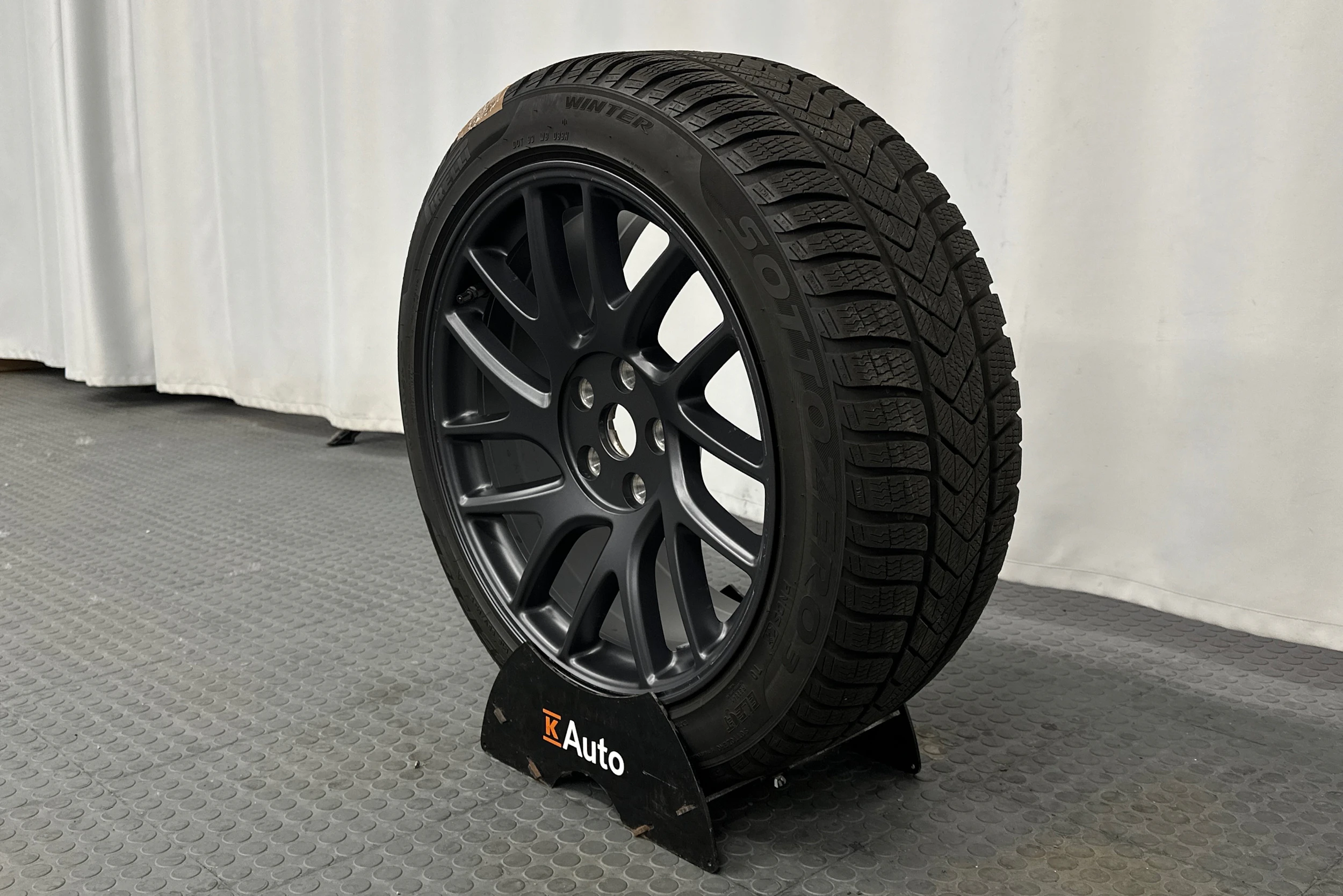 valkoinen Tesla Model 3 2024 kuva 13.