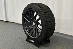 valkoinen Tesla Model 3 2024 kuva 13.
