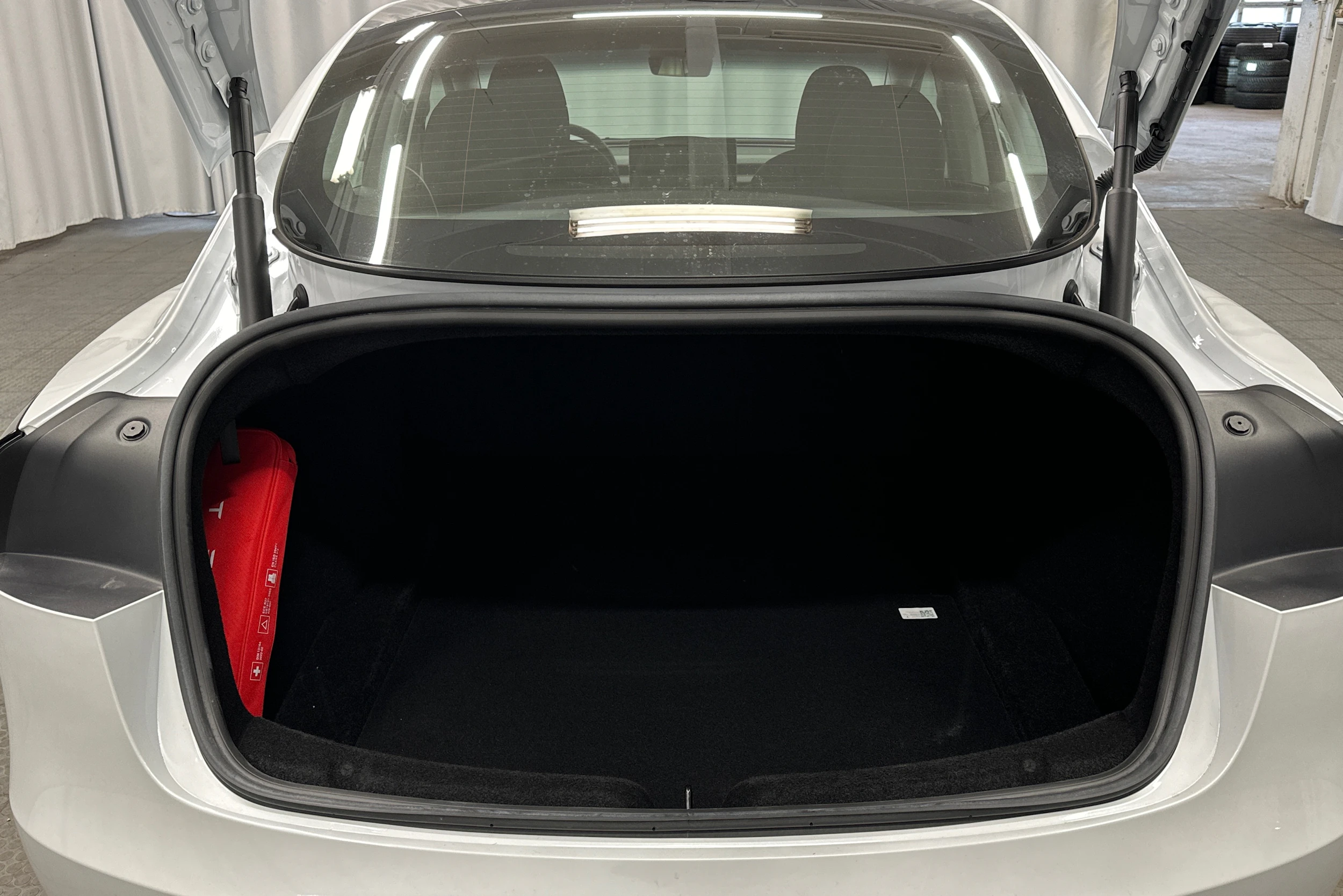 valkoinen Tesla Model 3 2024 kuva 15.