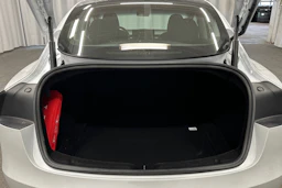 valkoinen Tesla Model 3 2024 kuva 15.