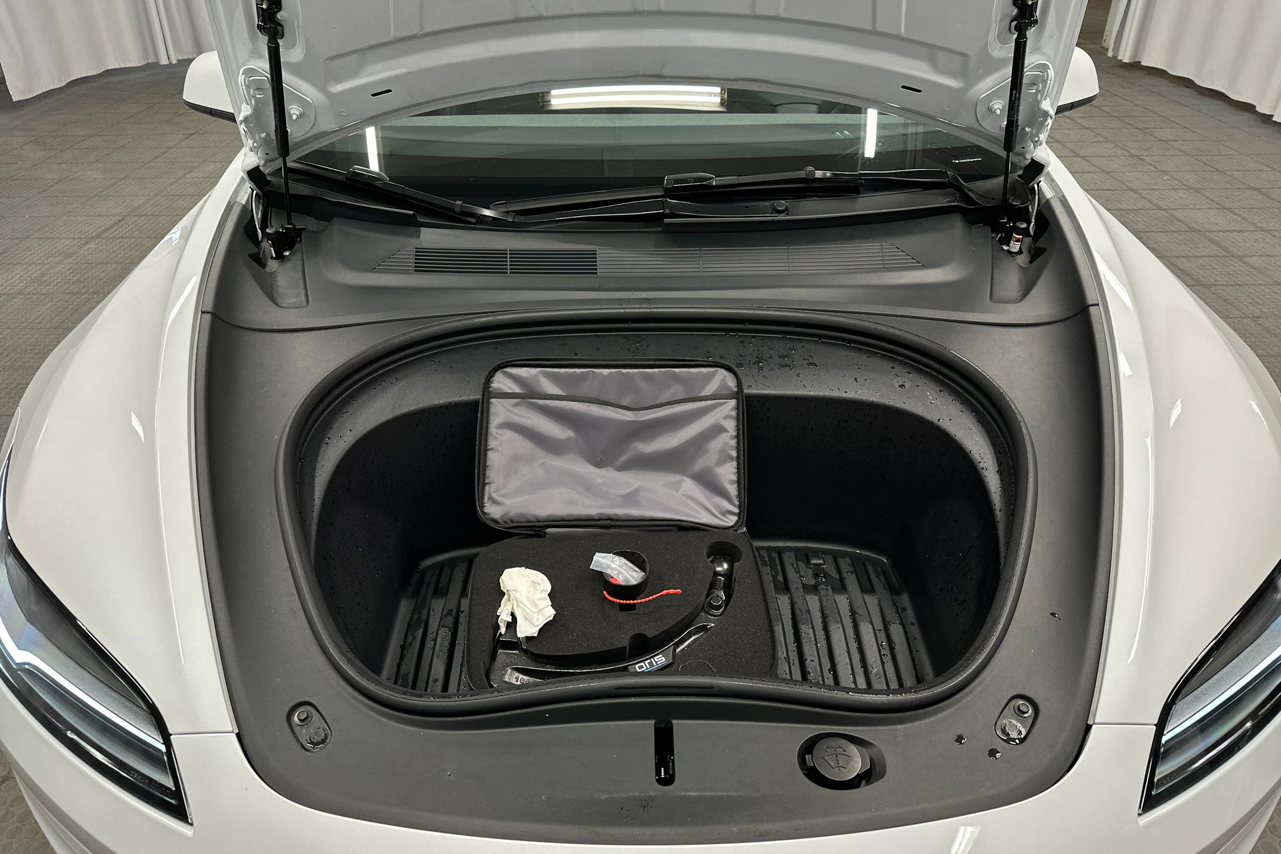 valkoinen Tesla Model 3 2024 kuva 17.