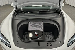 valkoinen Tesla Model 3 2024 kuva 17.