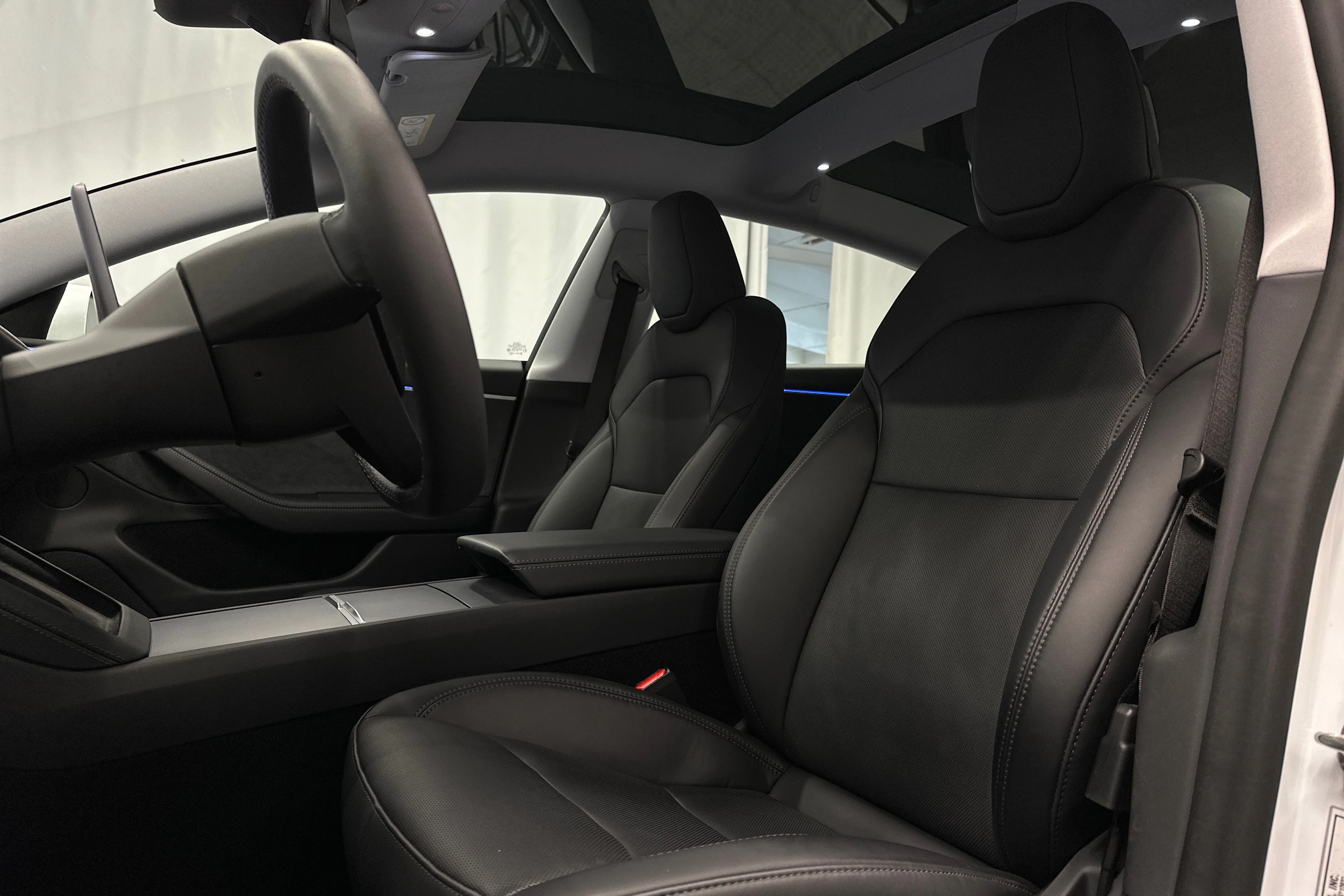 valkoinen Tesla Model 3 2024 kuva 18.