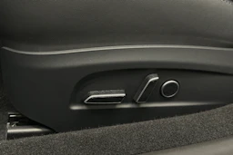 valkoinen Tesla Model 3 2024 kuva 19.