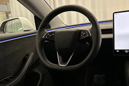 valkoinen Tesla Model 3 2024 kuva 20.