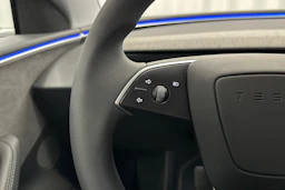valkoinen Tesla Model 3 2024 kuva 21.