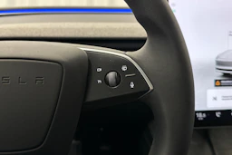 valkoinen Tesla Model 3 2024 kuva 22.
