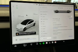 valkoinen Tesla Model 3 2024 kuva 23.