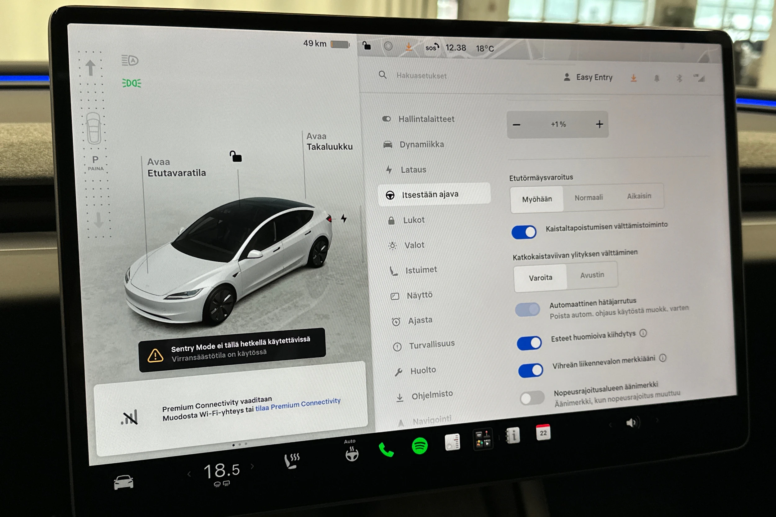 valkoinen Tesla Model 3 2024 kuva 25.