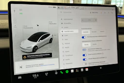 valkoinen Tesla Model 3 2024 kuva 25.