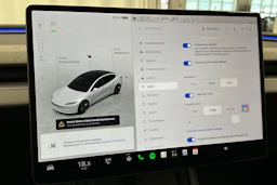 valkoinen Tesla Model 3 2024 kuva 26.