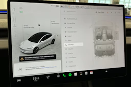 valkoinen Tesla Model 3 2024 kuva 27.