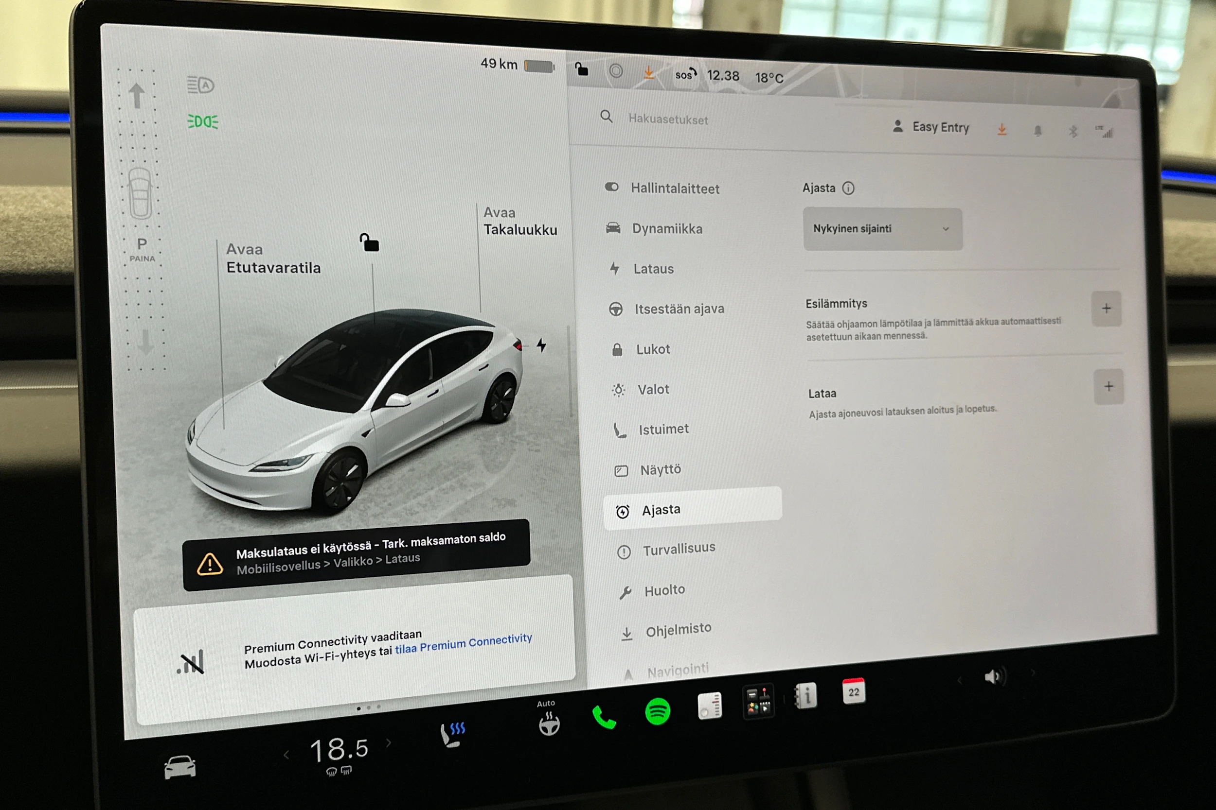 valkoinen Tesla Model 3 2024 kuva 28.