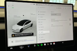 valkoinen Tesla Model 3 2024 kuva 28.