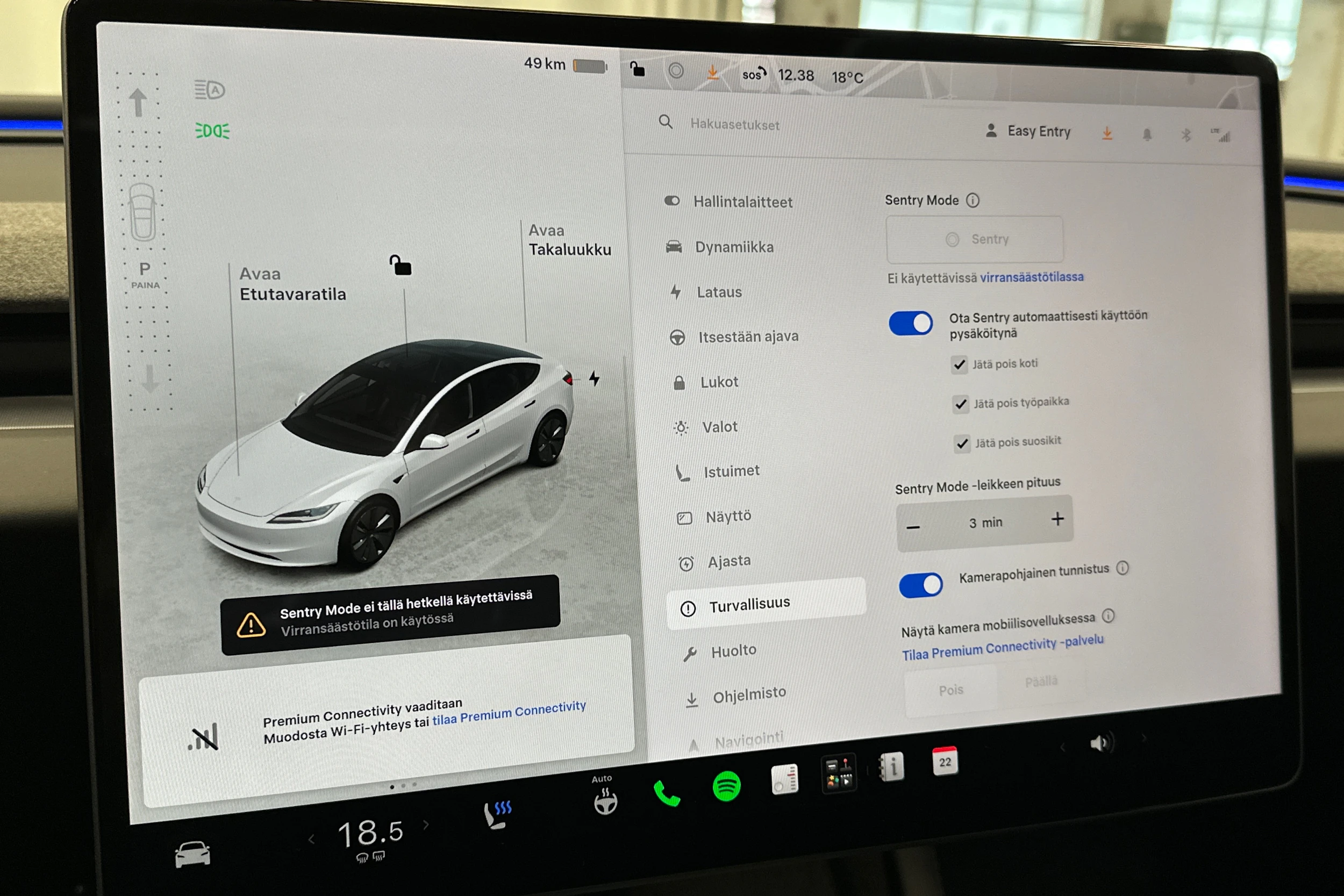 valkoinen Tesla Model 3 2024 kuva 29.