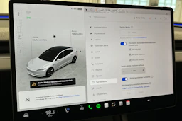 valkoinen Tesla Model 3 2024 kuva 29.