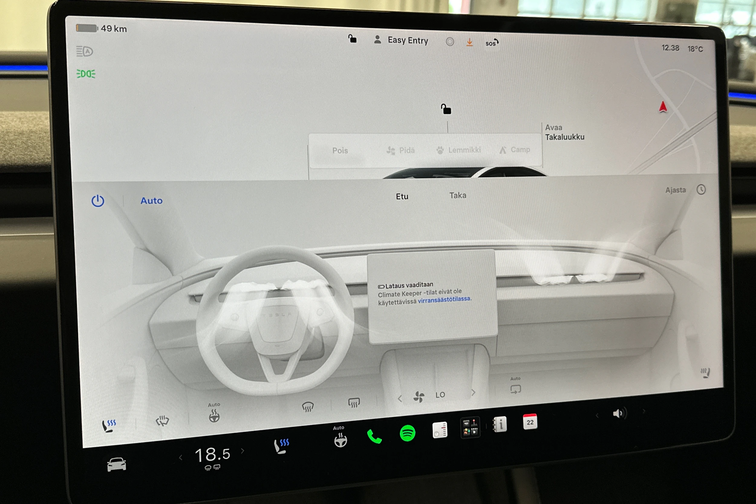 valkoinen Tesla Model 3 2024 kuva 30.