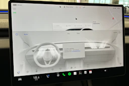 valkoinen Tesla Model 3 2024 kuva 30.