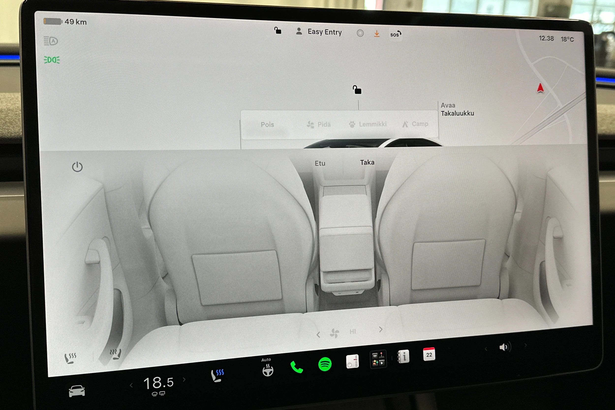 valkoinen Tesla Model 3 2024 kuva 31.