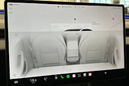 valkoinen Tesla Model 3 2024 kuva 31.