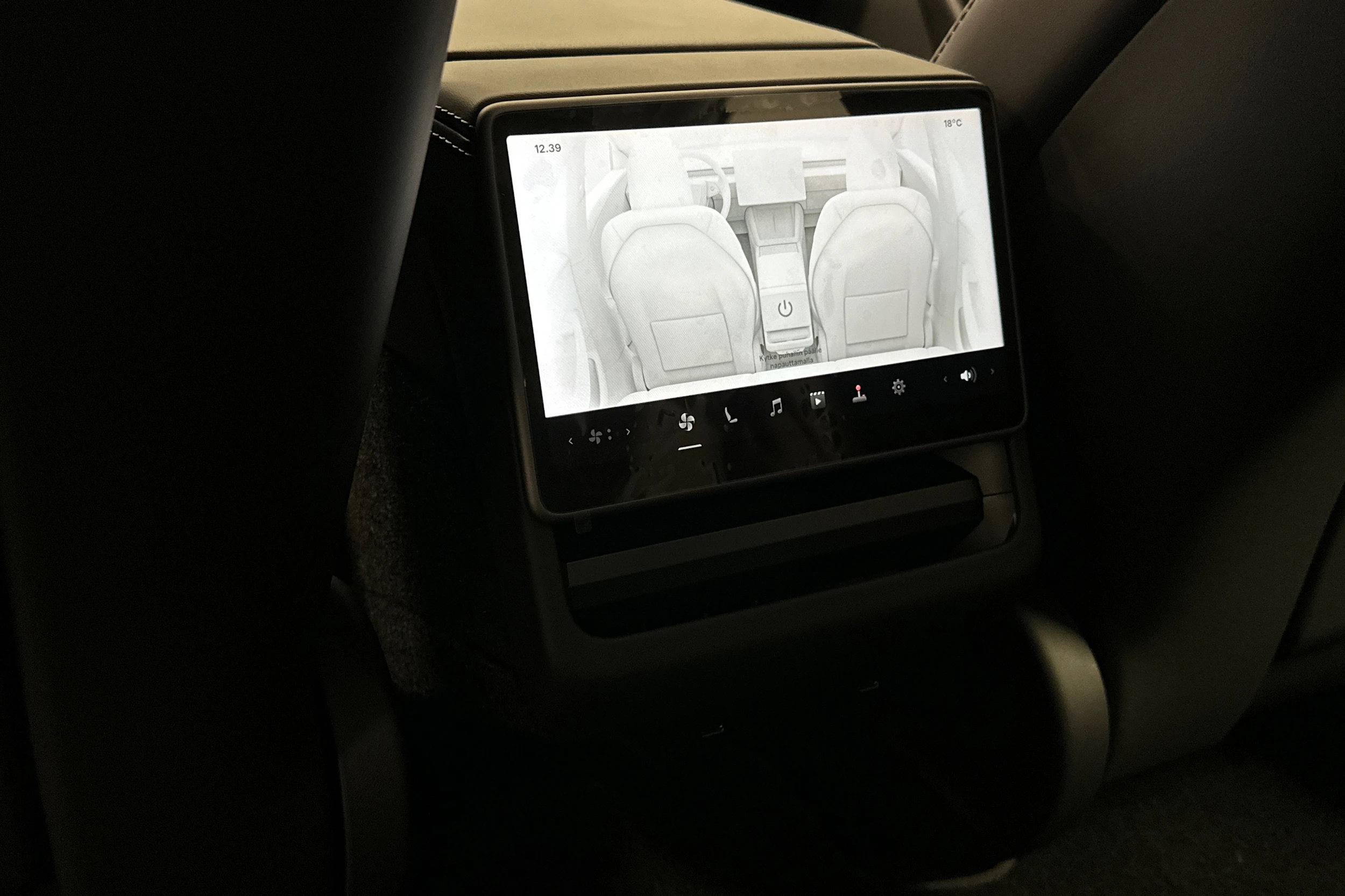 valkoinen Tesla Model 3 2024 kuva 32.