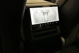 valkoinen Tesla Model 3 2024 kuva 32.