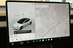 valkoinen Tesla Model 3 2024 kuva 34.