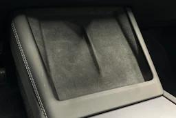 valkoinen Tesla Model 3 2024 kuva 36.