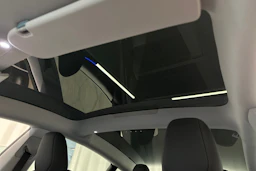 valkoinen Tesla Model 3 2024 kuva 37.