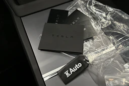 valkoinen Tesla Model 3 2024 kuva 38.