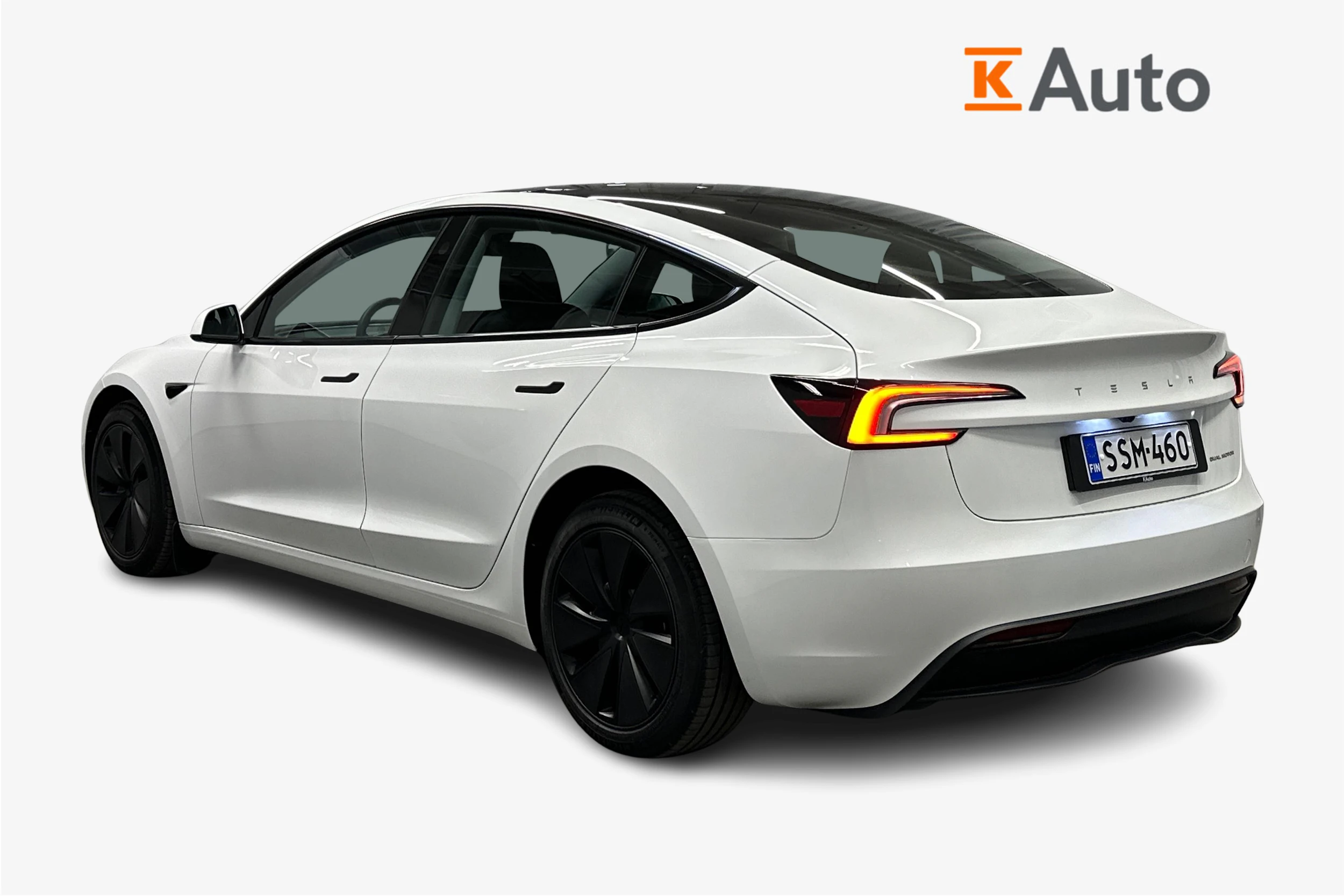 valkoinen Tesla Model 3 2024 kuva 3.