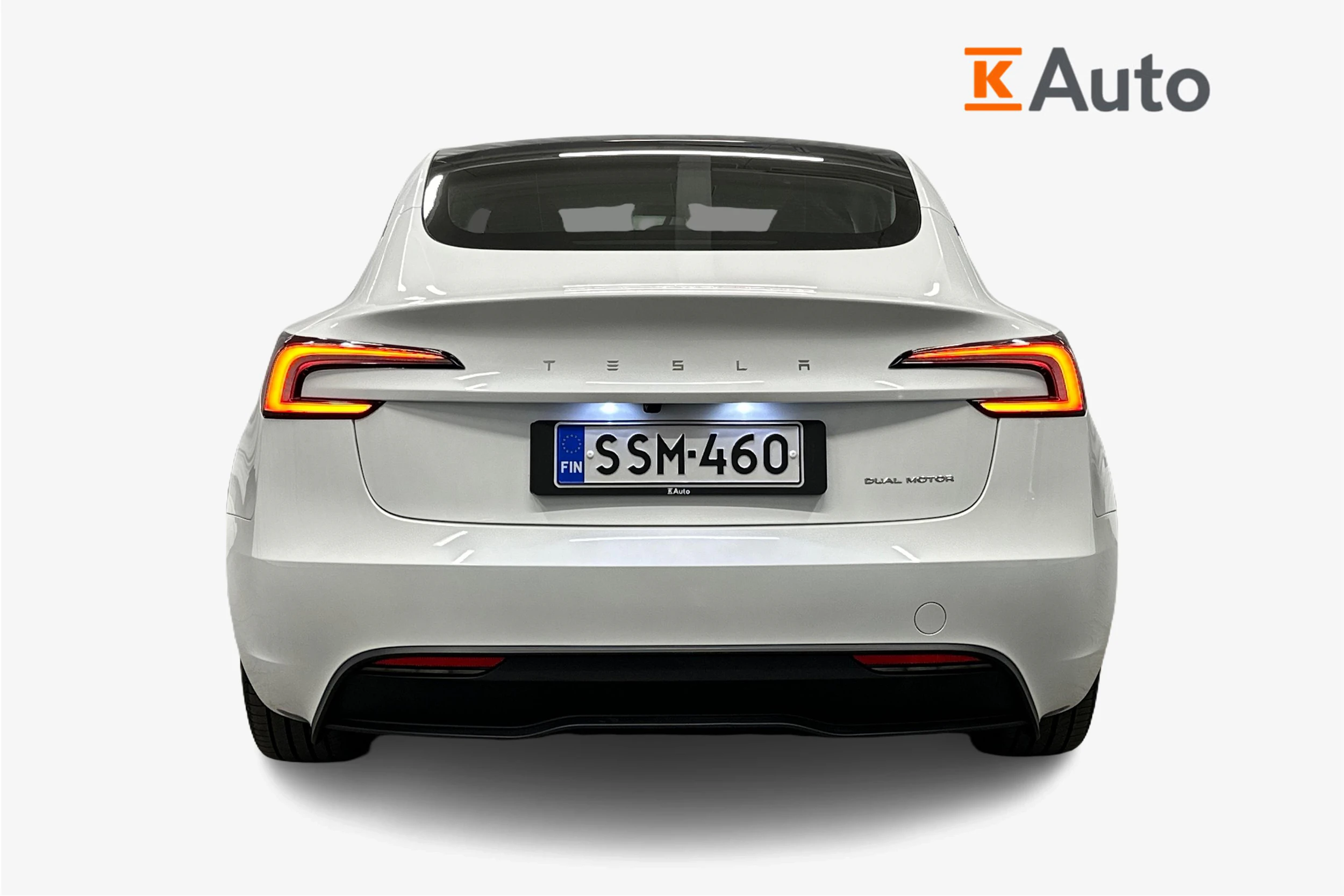 valkoinen Tesla Model 3 2024 kuva 4.