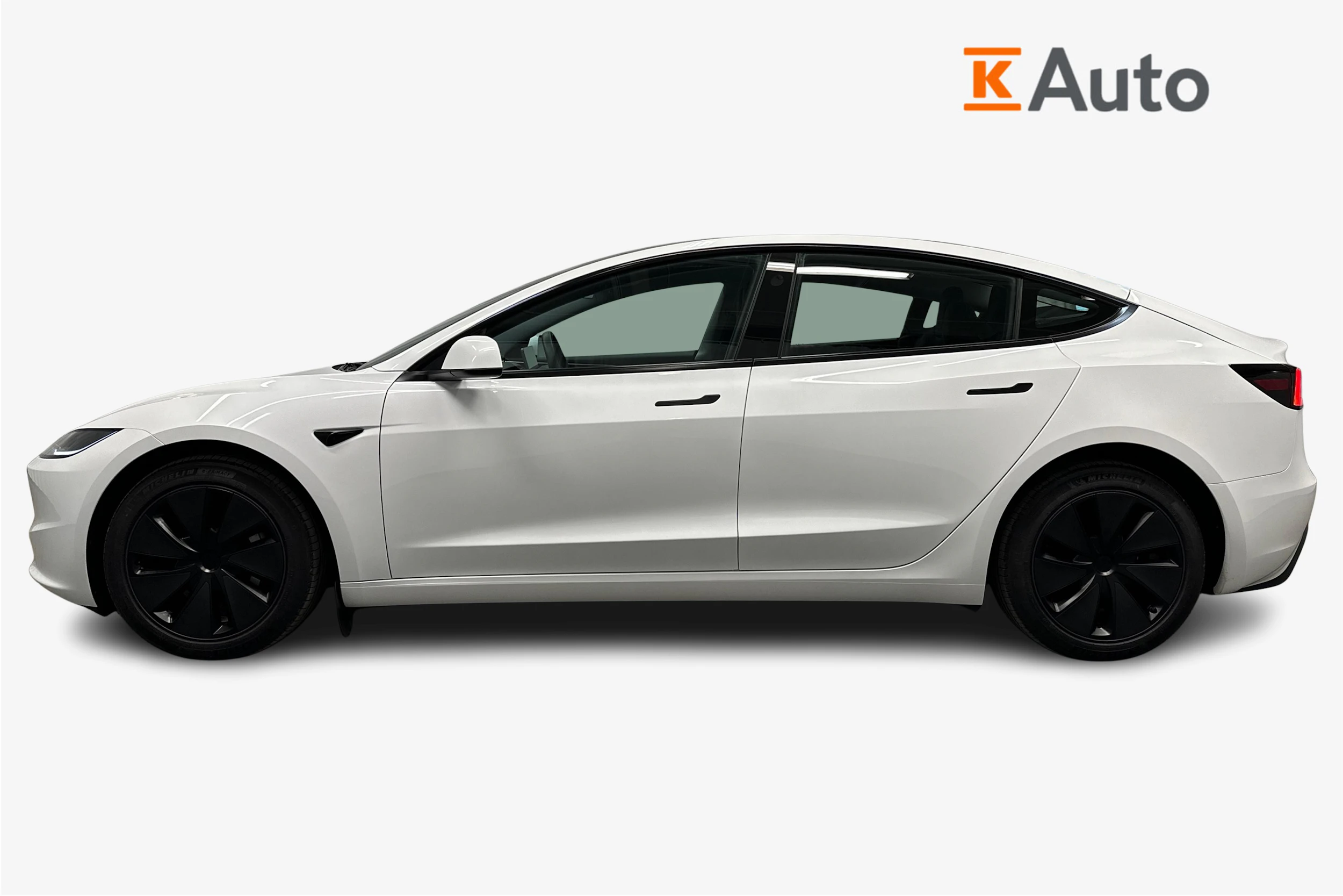 valkoinen Tesla Model 3 2024 kuva 7.
