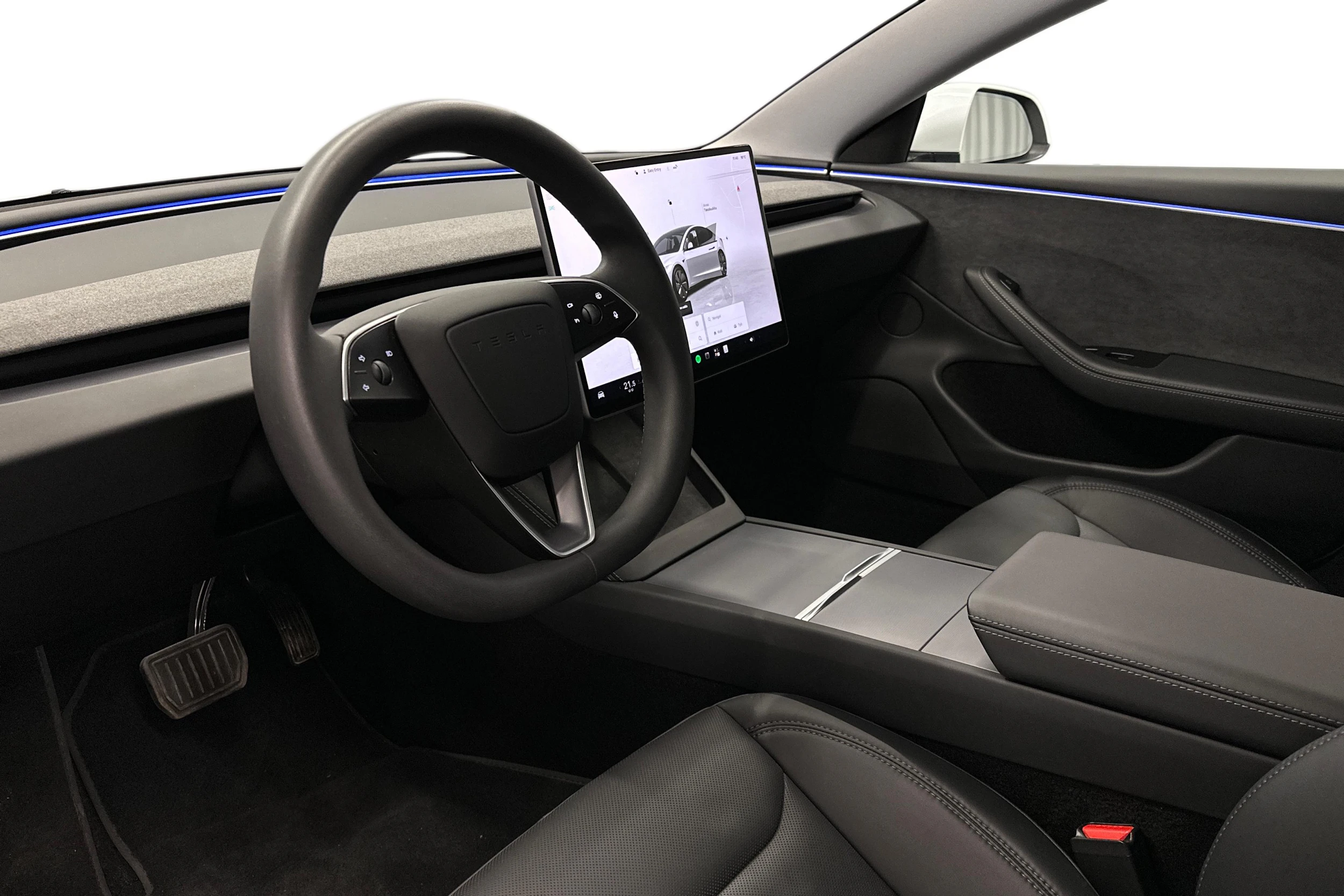 valkoinen Tesla Model 3 2024 kuva 8.