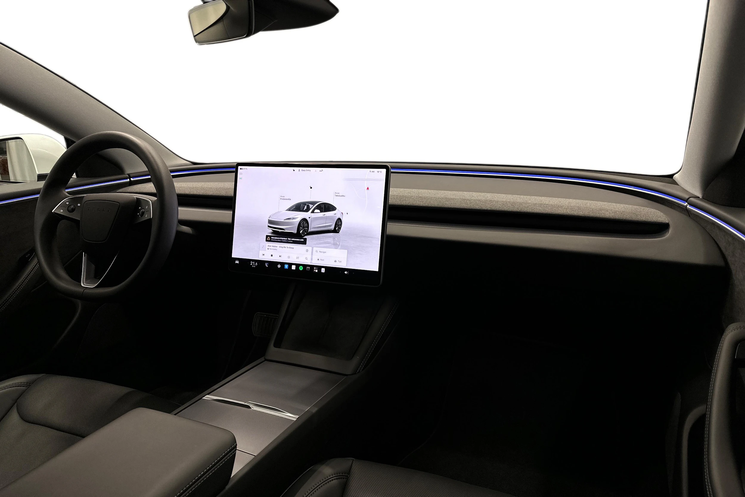 valkoinen Tesla Model 3 2024 kuva 9.