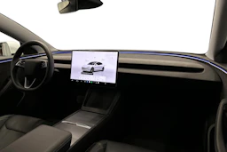 valkoinen Tesla Model 3 2024 kuva 9.