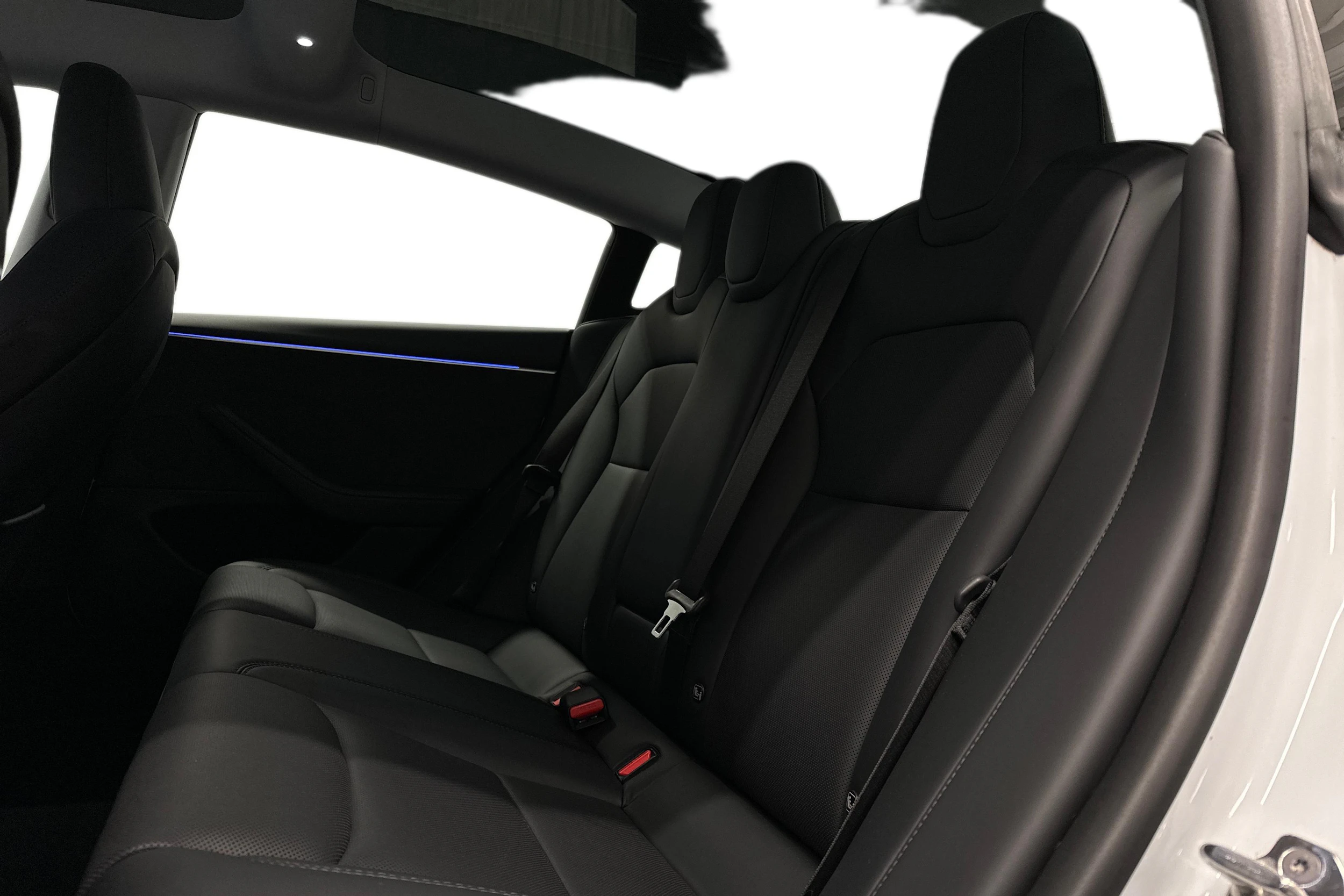 valkoinen Tesla Model 3 2024 kuva 11.