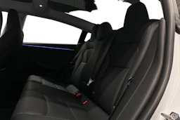 valkoinen Tesla Model 3 2024 kuva 11.