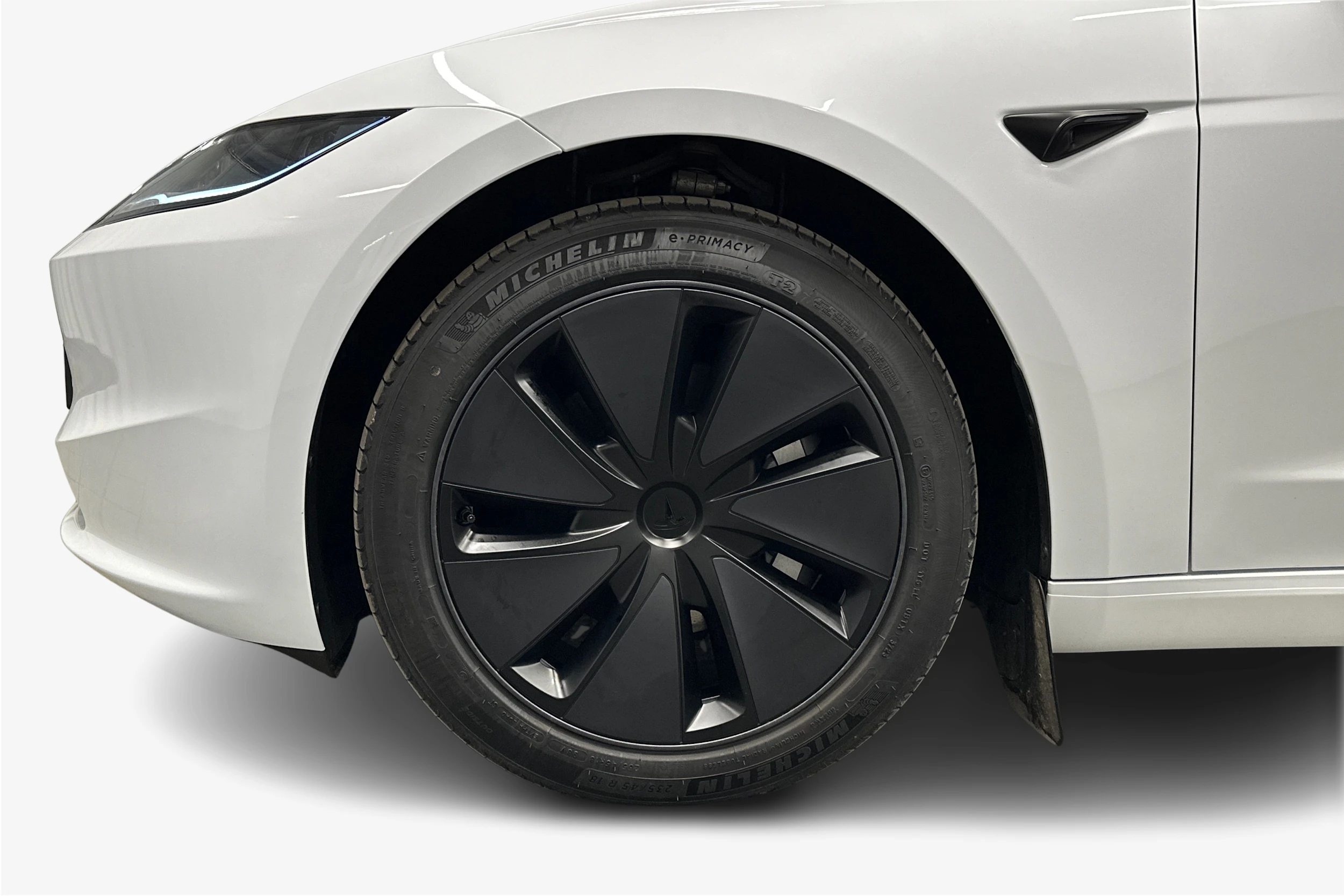 valkoinen Tesla Model 3 2024 kuva 12.