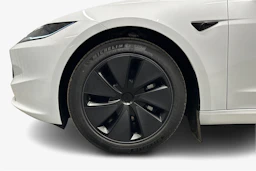 valkoinen Tesla Model 3 2024 kuva 12.