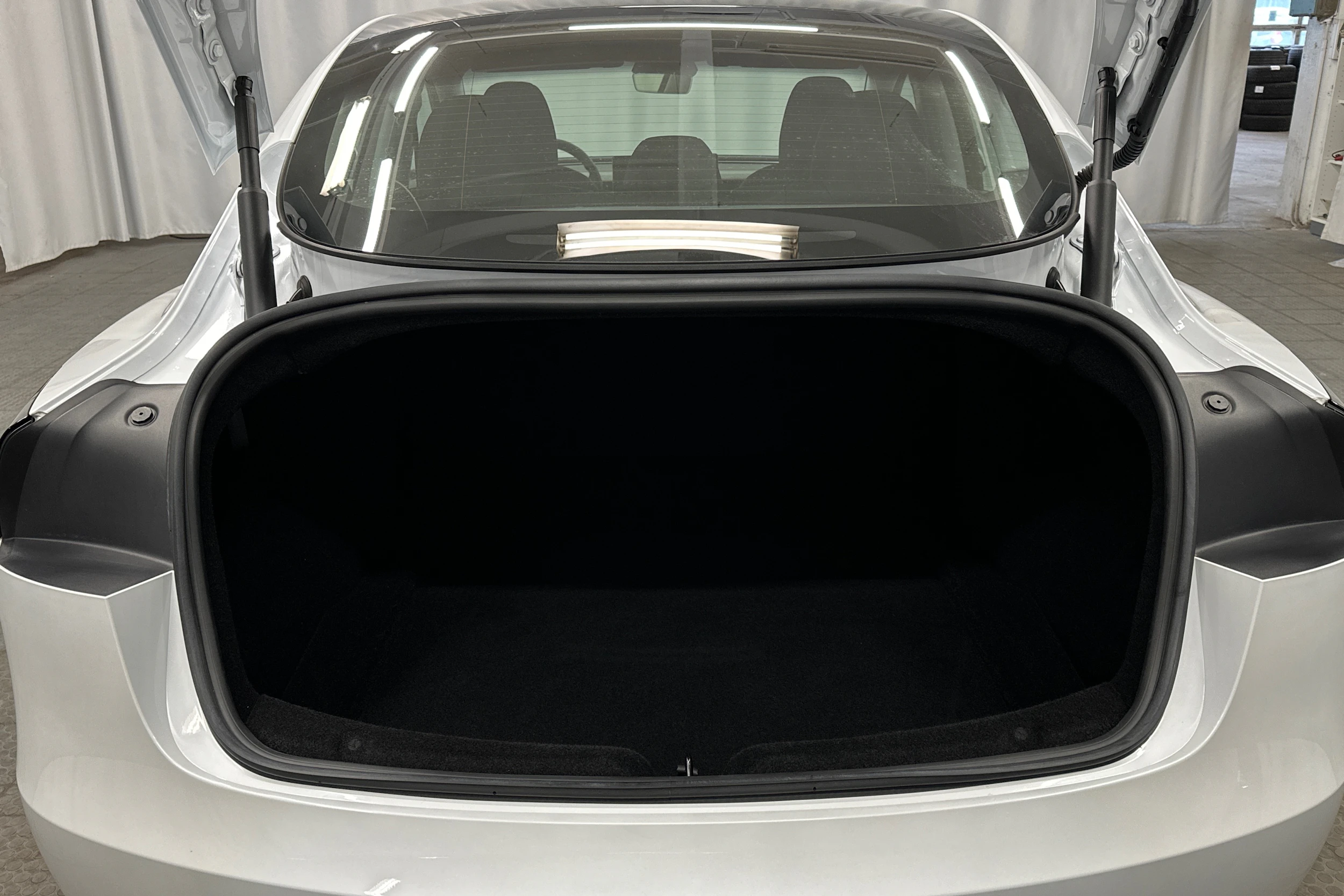 valkoinen Tesla Model 3 2024 kuva 15.